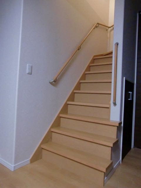 二階への階段。手すり付き。